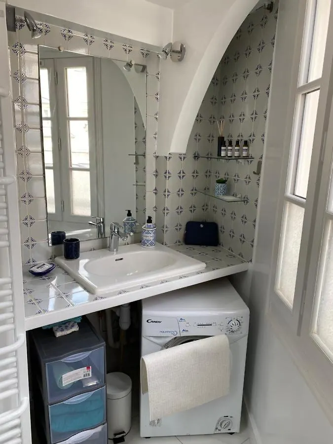 Paris Louvre Apartment 0*,  France